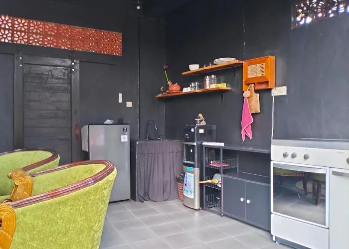 Kubu Black House *